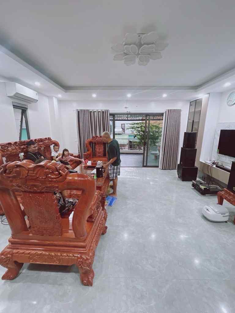 bán nhà Cổ Linh, 81m x 5 tầng, mặt tiền 5.2m, gara, thang máy, kinh doanh, nở hậu