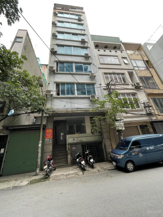 Cho thuê nhà mặt phố Trần Vỹ, 80m2, 7 tầng, thông sàn, giá thuê 55 triệu/tháng