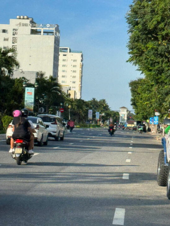 + ĐẤT NAM HOÀ XUÂN, kề lô góc giao nhau hai đường 10,5m lề 5m, thông sang đảo kim cương và nối