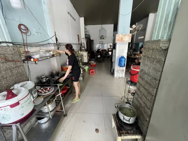 Quận 12 ! Nhanh còn ! SANG QUÁN CƠM MT GIỮA 2 TRƯỜNG HỌC VÀ ĐƯỜNG CỰC ĐÔNG SẦM UẤT, Tel :