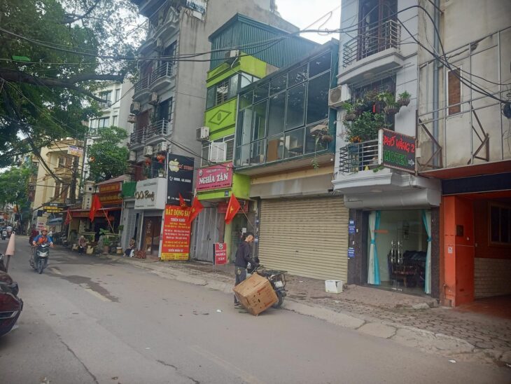 MẶT PHỐ NGUYỄN ĐÌNH HOÀN – KINH DOANH TẤP NẬP – VỈA HÈ– 2THOÁNG TRUÓC SAU 133M 35,2 TỶ