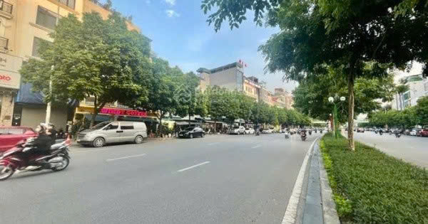 BÁN TOÀ NHÀ NGUYỄN VĂN HUYÊN, CẦU GIẤY – 300M² x 10T CÓ HẦM – MT 12M – DT 300TR/TH