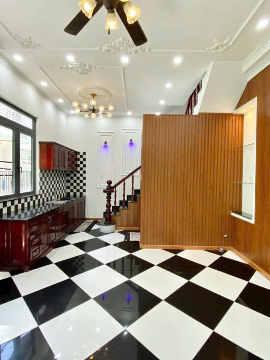 37. Nhà trệt lầu sau lưng Vincom Hùng Vương cách mặt tiền chỉ 1 căn nhà