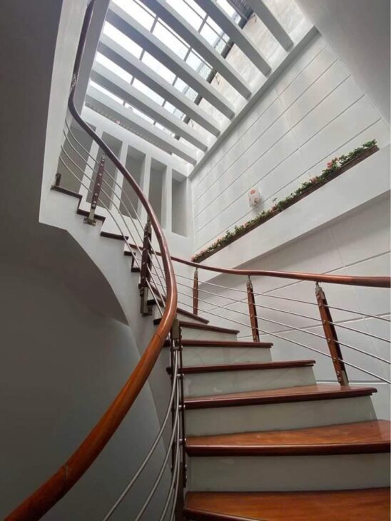 Cho thuê nhà mới, lô góc, thang máy, 112m2_ 4T; vỉa hè, Giảng Võ-44 Tr