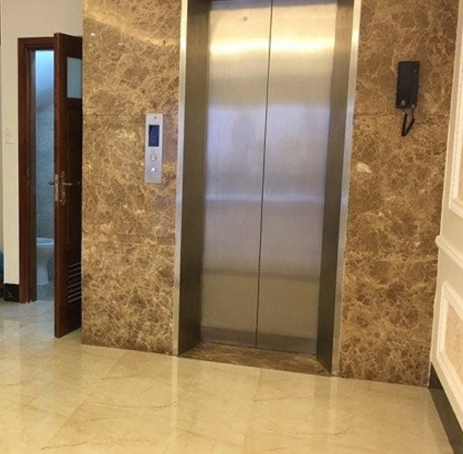 Cho thuê nhà mới, lô góc, thang máy, 112m2_ 4T; vỉa hè, Giảng Võ-44 Tr