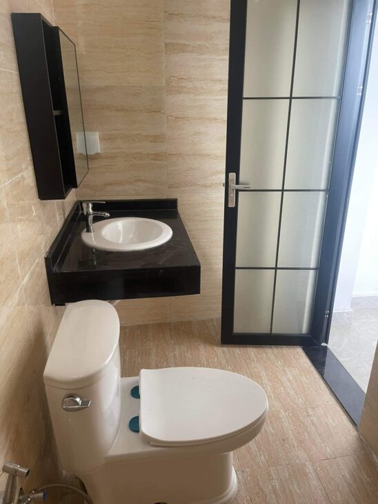 Tôi cho thuê nhà mới, hai cửa đi, Hoàng Văn Thái, 98m2x 5T vỉa hè 30 Tr