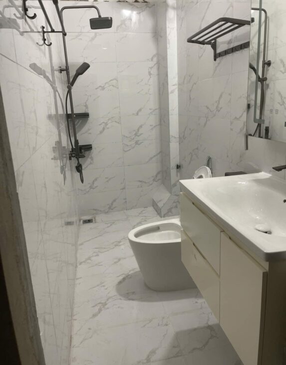 Cho thuê nhà mới, lô góc, thang máy, 112m2_ 4T; vỉa hè, Giảng Võ-44 Tr