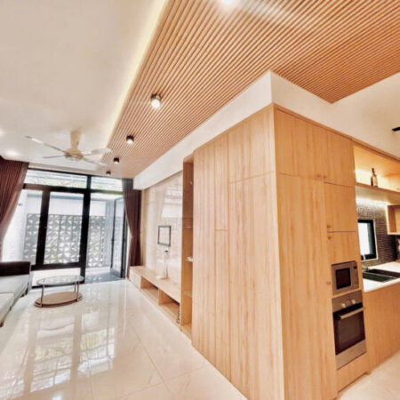 Cho thuê biệt thự mặt tiền gần Chợ Đầm, phường Vạn Thạnh, thành phố Nha Trang (Có Gara Xe hơi)