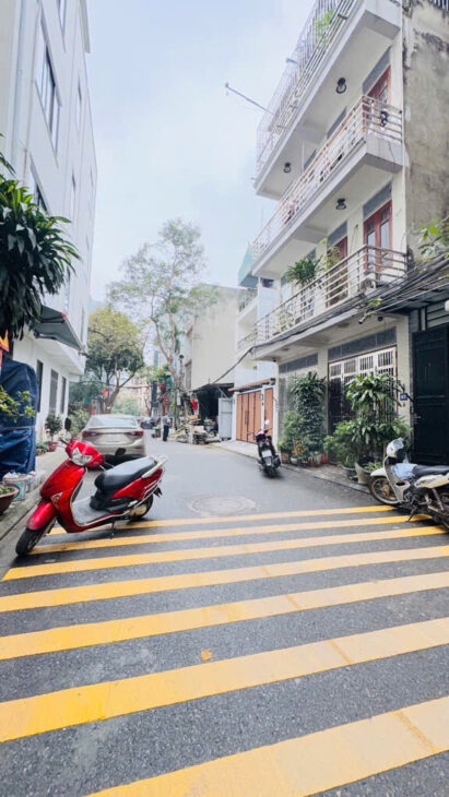 NHÀ DÂN XÂY- 2 THOÁNG- Ô TÔ 46 CHỖ ĐỖ CỬA- TIỆN ÍCH NGẬP TRÀN- CHO THUÊ VĂN PHÒNG- Ở ĐỀU SƯỚNG