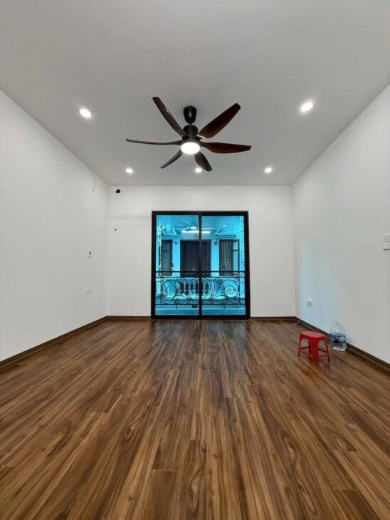 BÁN NHÀ NGUYỄN KHANG CẦU GIẤY NHÀ MỚI KÍNH KOONG 5 TẦNG Ô TÔ ĐỖ CỬA 10,8 TỶ