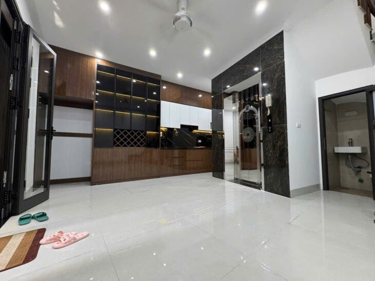 NHÀ GẦN CHỢ CỔ NHUẾ – 6 TẦNG x 34M2 – THANG MÁY – SỔ ĐỎ SẴN