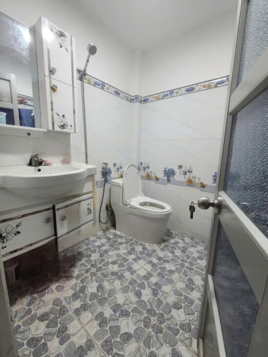 BÁN GẤP NHÀ 5 TẦNG, HẺM LỚN CMT8, TB–NGANG GẦN 5M–MỖI PHÒNG 1 WC – CHỈ NHỈNH 10 TỶ!