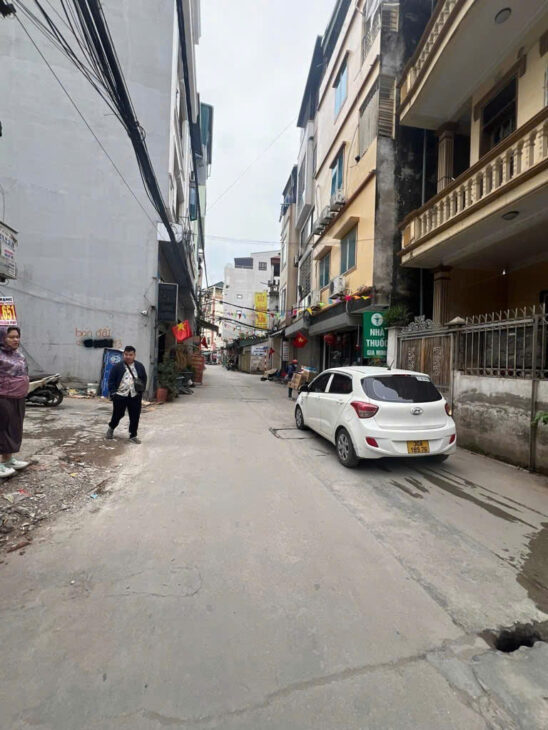 NHÀ TÂY TỰU BÁN ĐẤT TẶNG NHÀ – 63M2 – 3 TẦNG – CÁCH ĐH CÔNG NGHIỆP 200M – Ô TÔ 7 CHỖ ĐỖ CỬA – GIÁ