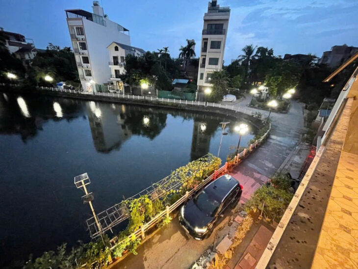 Nhà đẹp Phường Bồ Đề- Mặt Hồ- Oto chạy vòng quanh- Gara- Thang Máy