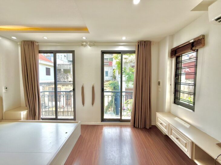 1 bước ra Hồng Tiến, nhà Bồ Đề xây mới còn thơ mùi sơn Gara ô tô nội thất luxury