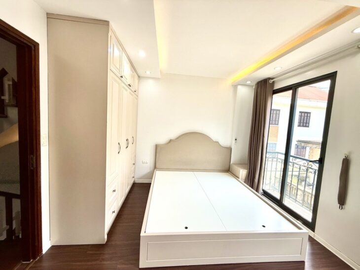 1 bước ra Hồng Tiến, nhà Bồ Đề xây mới còn thơ mùi sơn Gara ô tô nội thất luxury