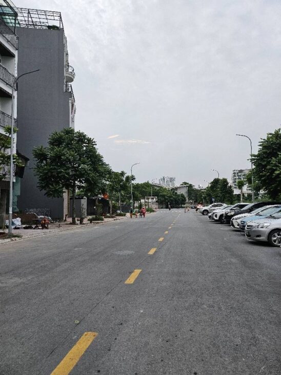 1 bước ra Hồng Tiến, nhà Bồ Đề xây mới còn thơ mùi sơn Gara ô tô nội thất luxury