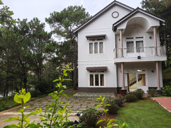 CHO THUÊ VILLA SÂN VƯỜN 5 PHÒNG TOẠ LẠC RỪNG THÔNG PHƯỜNG 8 ĐÀ LẠT GIÁ 25TR