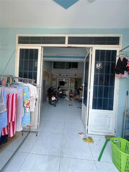 NHÀ MẶT TIỀN ĐƯỜNG NHỰA – TIỆN KINH DOANH Mặt tiền hẻm thông tứ phía, thuận tiện kinh doanh nhỏ