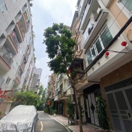 – #CẦU_GIẤY – Ngõ nông thẳng đẹp thoáng – 40m ô tô tránh – 100m ra phố. Vị trí cực đẹp thuận tiên