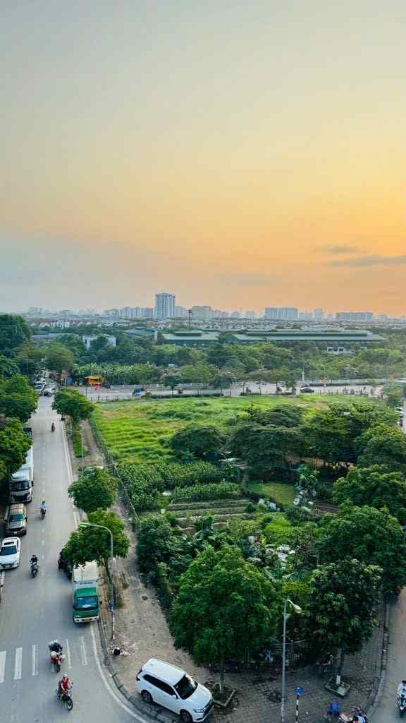 toà nhà thương mại Long Biên, 255m x 8tầng, mặt tiền 18m, dòng tiền 200tr/tháng