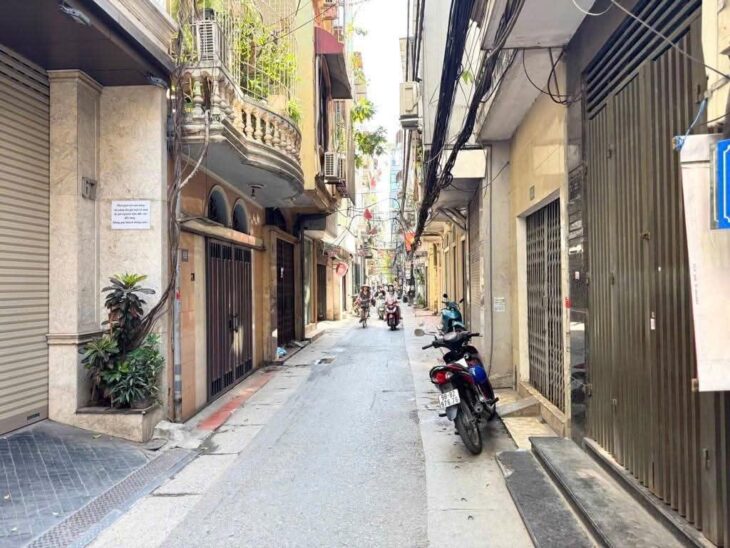 – MINH KHAI NHÀ ĐẸP, THOÁNG TRƯỚC SAU, VÀI BƯỚC CHÂN RA Ô TÔ TRÁNH