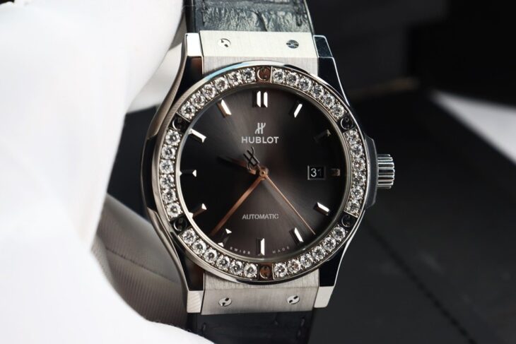 Đồng Hồ Nam : Hublot Classic Fusion – Dial Grey – Bezel Kim Cương – Size 42mm FullBox…
