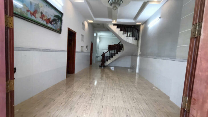 Nhà 8 triệu 4 phòng ngủ có sân đậu ô tô