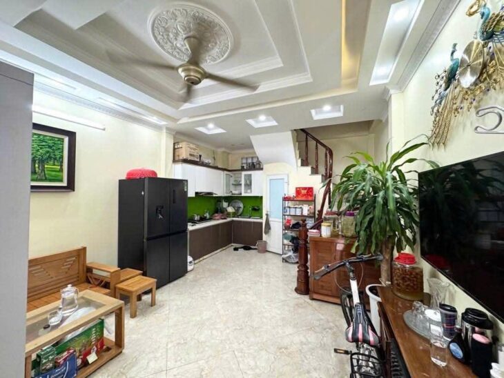 – MINH KHAI NHÀ ĐẸP, THOÁNG TRƯỚC SAU, VÀI BƯỚC CHÂN RA Ô TÔ TRÁNH