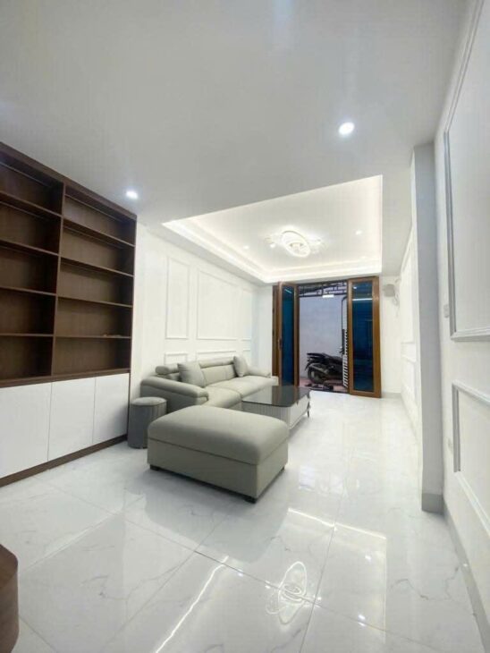 – MINH KHAI NHÀ ĐẸP, THOÁNG TRƯỚC SAU, VÀI BƯỚC CHÂN RA Ô TÔ TRÁNH