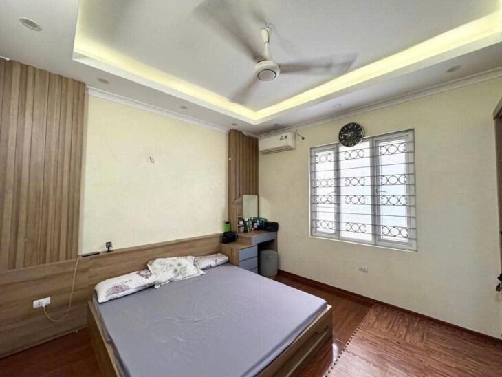 – MINH KHAI NHÀ ĐẸP, THOÁNG TRƯỚC SAU, VÀI BƯỚC CHÂN RA Ô TÔ TRÁNH