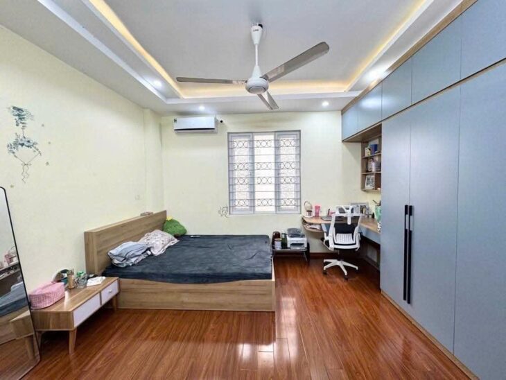 – MINH KHAI NHÀ ĐẸP, THOÁNG TRƯỚC SAU, VÀI BƯỚC CHÂN RA Ô TÔ TRÁNH