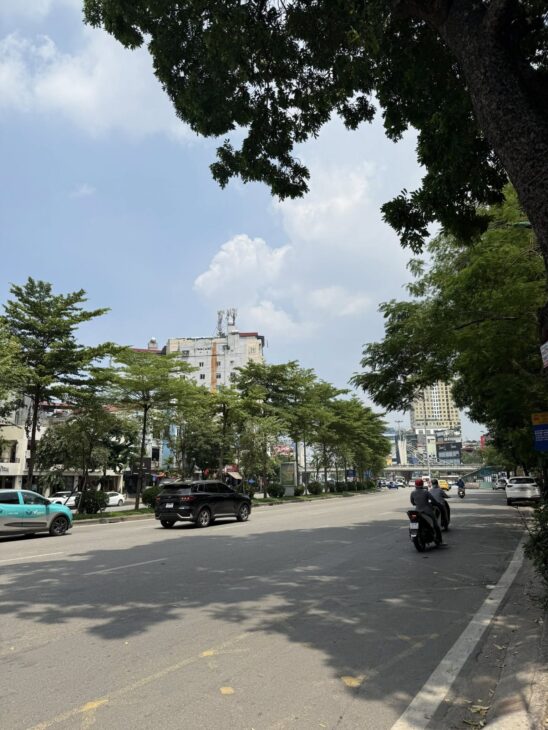 Mặt phố Đường Láng 120m² 5 tầng thang máy mặt tiền 5.1m giá 70 tỷ đường lớn VH đá bóng