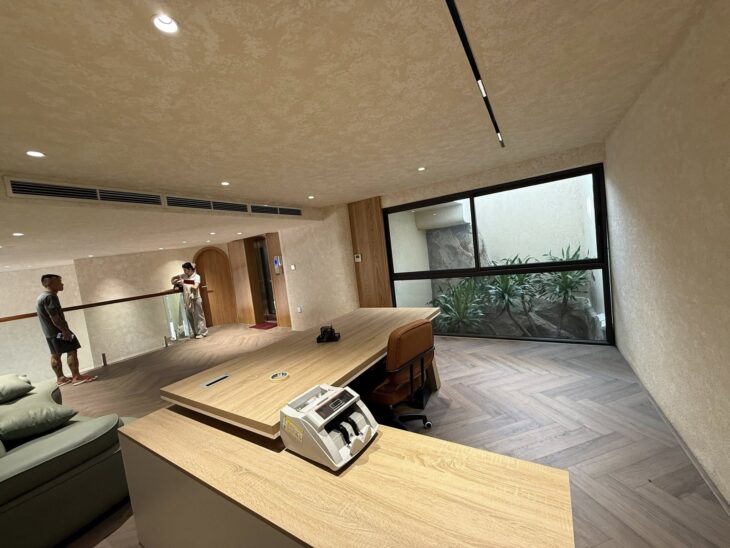 Mặt phố Đường Láng 120m² 5 tầng thang máy mặt tiền 5.1m giá 70 tỷ đường lớn VH đá bóng