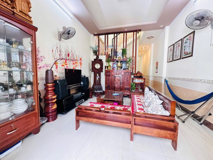 NHÀ MÊ MÁI THÁI HẺM 6M 320 TRẦN PHÚ! Diện tích : 4m x 17m Thổ cư full 100% Hướng chính Tây