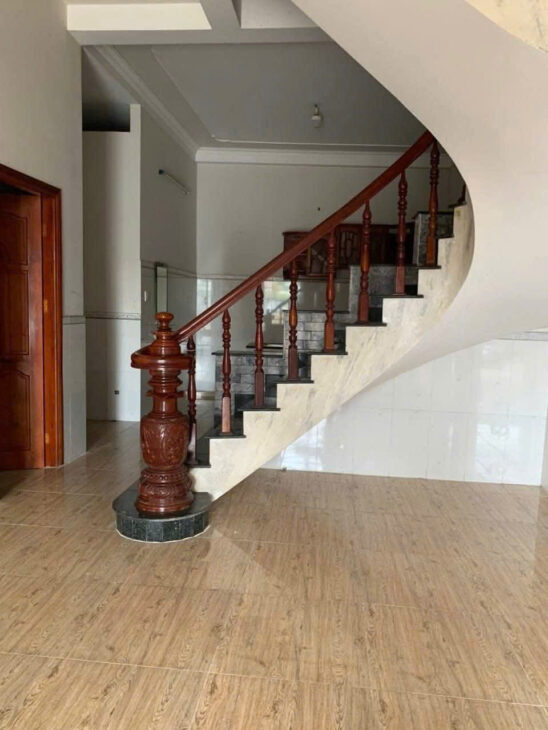 Nhà 8 triệu 4 phòng ngủ có sân đậu ô tô