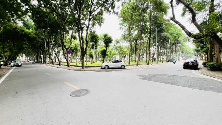 Biệt thự khu đô thị Việt Hưng, 240m x 4 tầng, mặt tiền 13m, khu vực cực sầm uất, kinh doanh ngày đêm