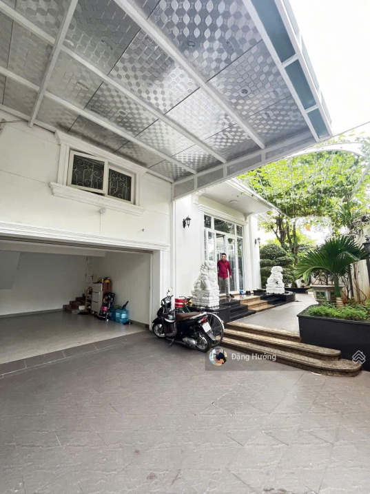 Biệt thự đẳng cấp 3 mặt tiền khu compound – Thảo Điền – Quận 2. DT: 20x20m. Giá: 65 tỷ