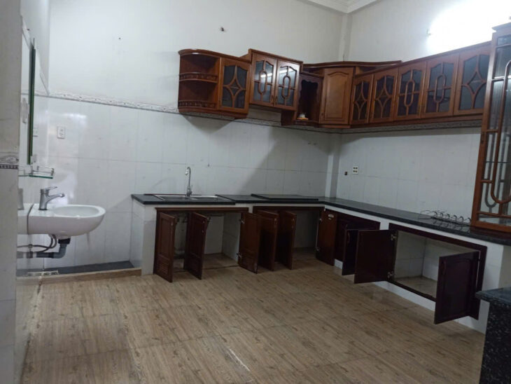 Nhà 8 triệu 4 phòng ngủ có sân đậu ô tô