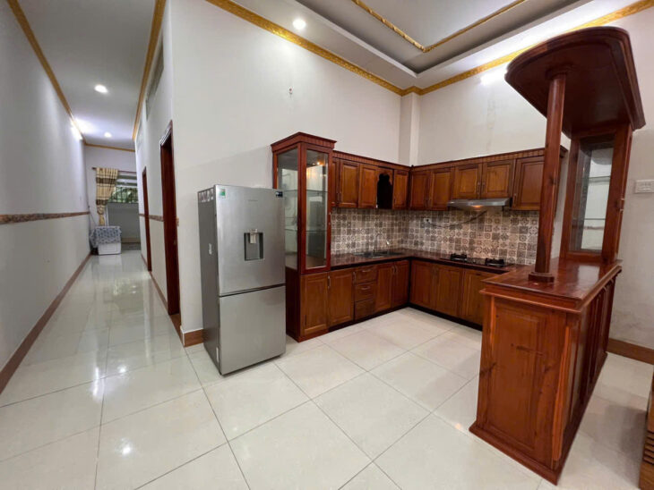 Nhà 7 triệu 2 phòng ngủ rộng 180m2 full nội thất sân đậu ô tô