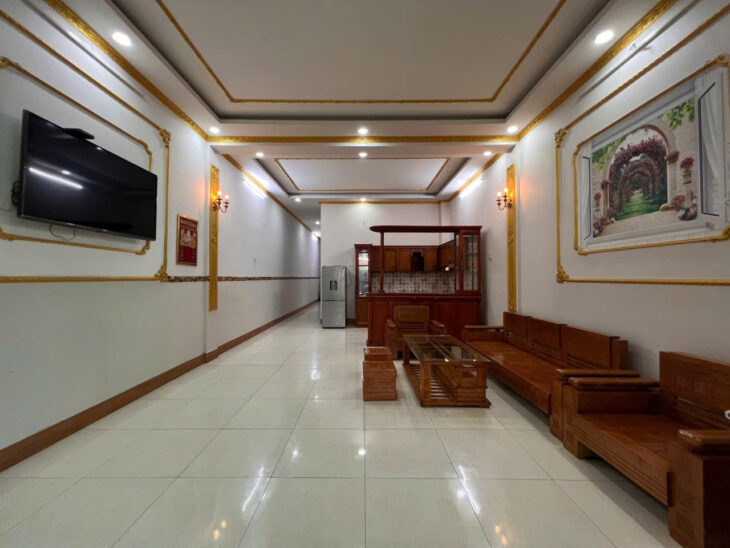 Nhà 7 triệu 2 phòng ngủ rộng 180m2 full nội thất sân đậu ô tô