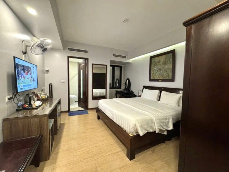 BÁN KHÁCH SẠN MẶT PHỐ NGUYỄN KHUYẾN, ĐỐNG ĐA – 139M² x 8T THANG MÁY – DÒNG TIỀN 190TR/TH