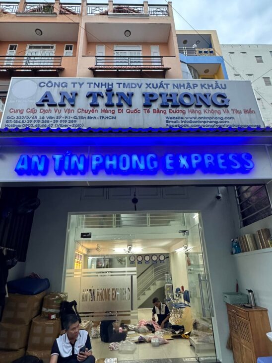 Nhận gửi túi xách đi Canada giá rẻ – nhanh chóng – uy tín