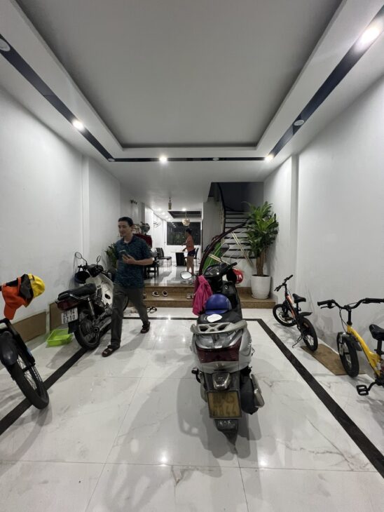 Rất Gấp!! Bán Nhà Phân Lô Vũ Hữu, Ô Tô Tránh, 2 Thoáng, Sổ Hoa Hậu, Chỉ 18 Tỷ