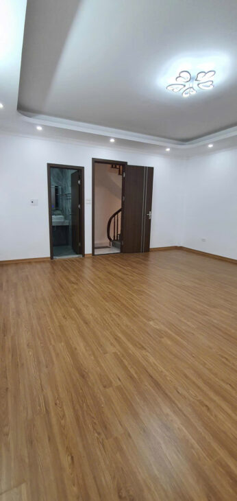 CHỈ HƠN 8 TỶ! NHÀ 6 TẦNG MỚI TINH TẠI THẠCH BÀN – THANG MÁY NHẬP KHẨU – GẦN HỒ ĐIỀU HOÀ!