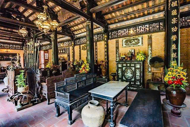 Biệt phủ gỗ của nghệ sĩ Hoàng Mập với Dt 1600m2, toàn bằng gỗ Lim và Linh đàn,để lại hết Nt Gỗ cao