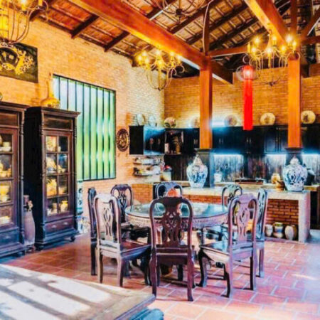 Biệt phủ gỗ của nghệ sĩ Hoàng Mập với Dt 1600m2, toàn bằng gỗ Lim và Linh đàn,để lại hết Nt Gỗ cao