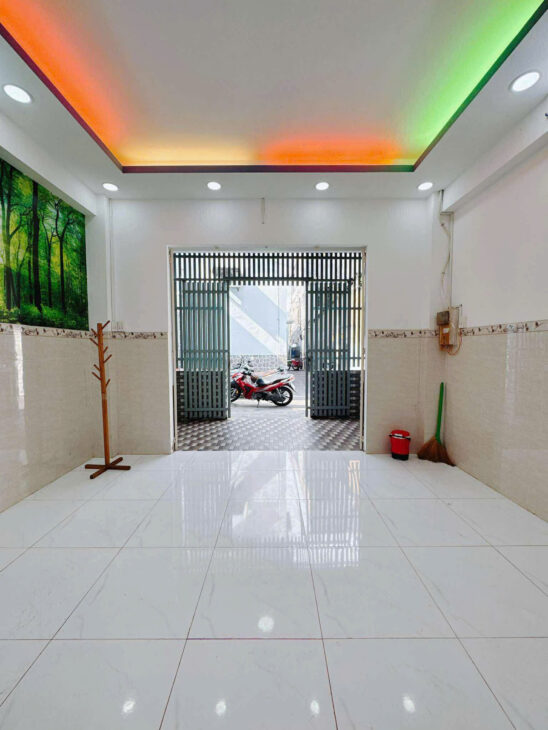 SÁT MẶT TIỀN TRUNG TÂM Q4 NGANG 4.5 X16 M NHÀ ĐÚC BÊ TÔNG MỚI CÓ 4 TỶ