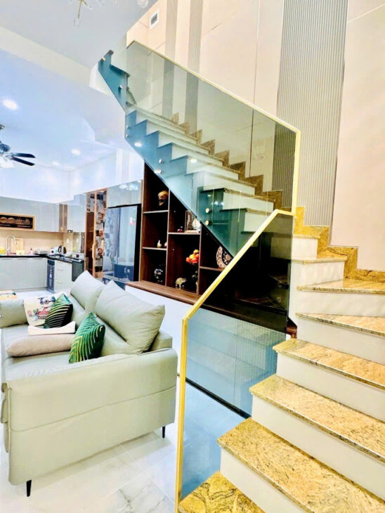 Nhà Quận 1- mặt tiền Phường Tân Định- xe hơi trong nhà 60m2 cao 3 Tầng NT sịn: 18 Tỷ. VŨ 0933910039