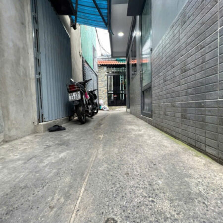 SÁT MẶT TIỀN Q4 NGANG 5.5 DÀI 3.5 ĐÚC BÊ TÔNG CÓ 2 TỶ